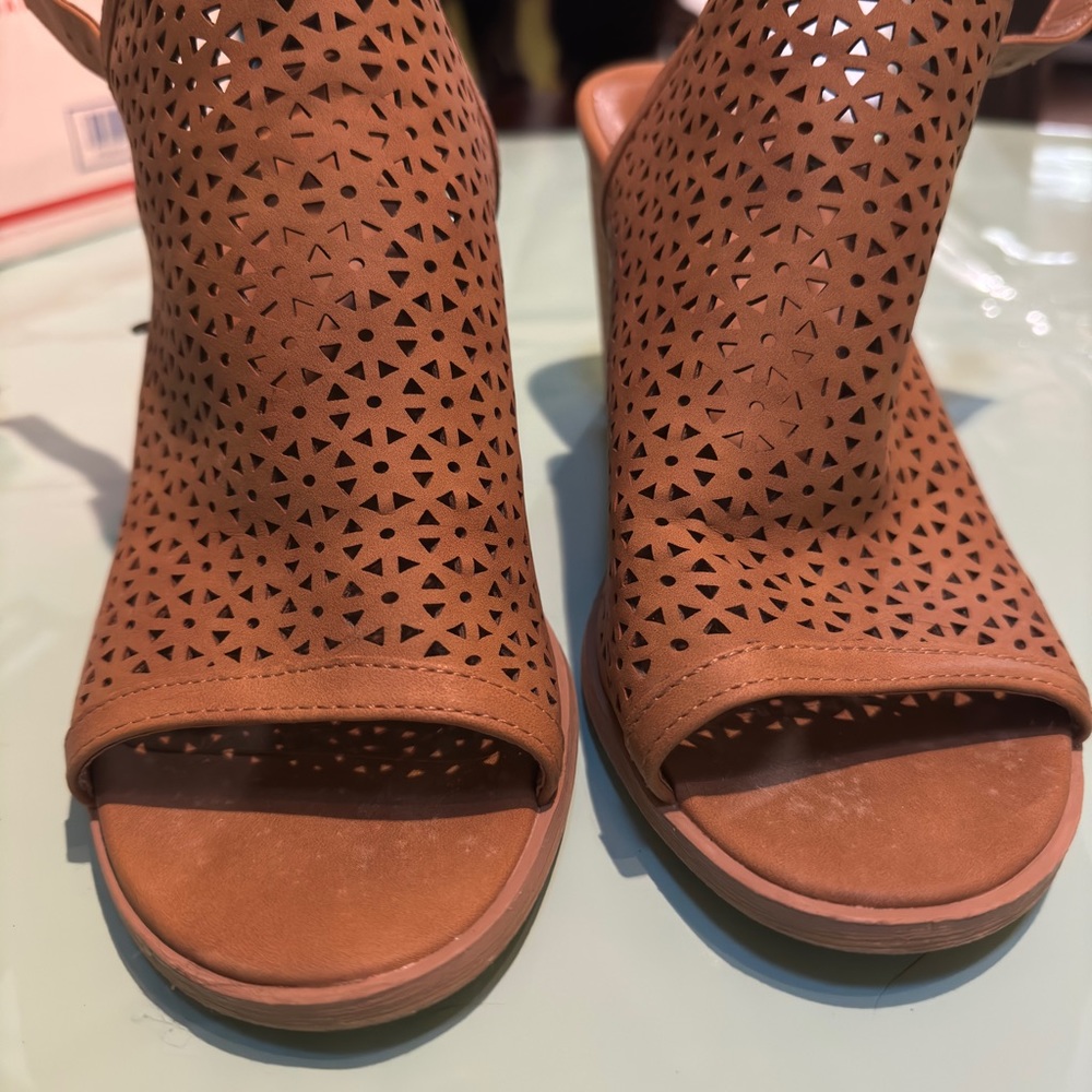 Target sandals. 9.5 - Picture 2 of 5